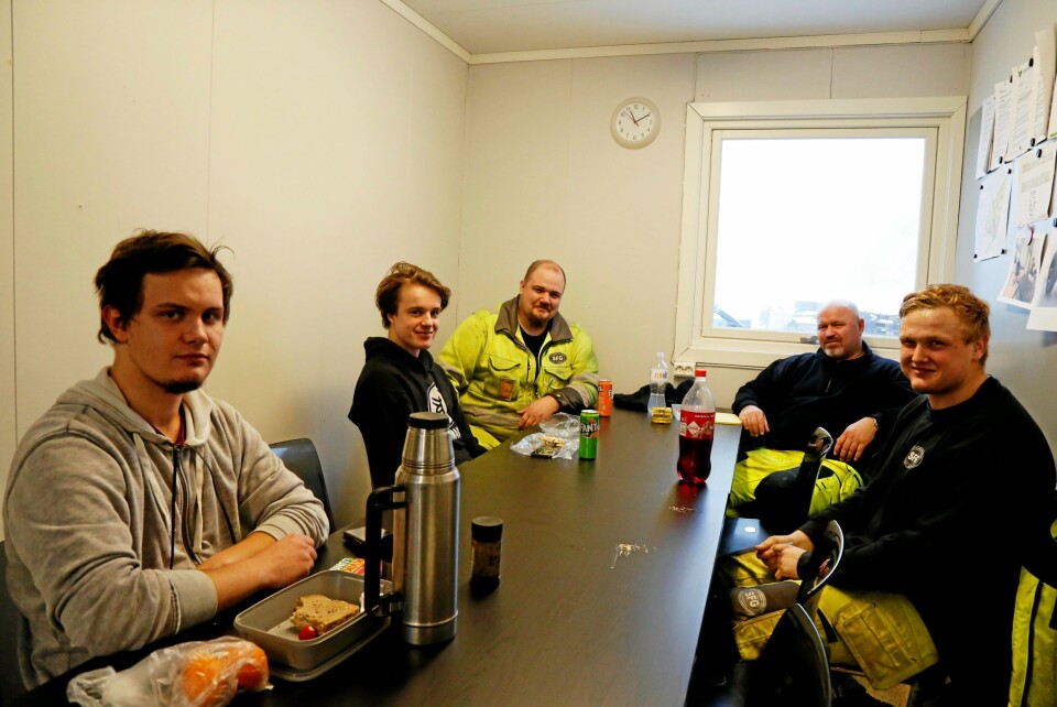 Dette var ikke dette Damjan Ratalewski (fra venstre), Marcus Johnsen Vikeby, Stefan Blomberg, Odd Arne Larsen og Bjørn Aleksander Siggerud ønsket å bruke arbeidsdagen til.