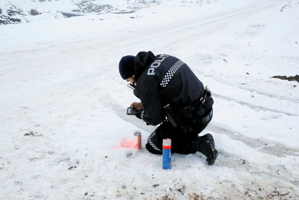Politiet samler sport etter at tyvene stjal masse utstyr natten før.