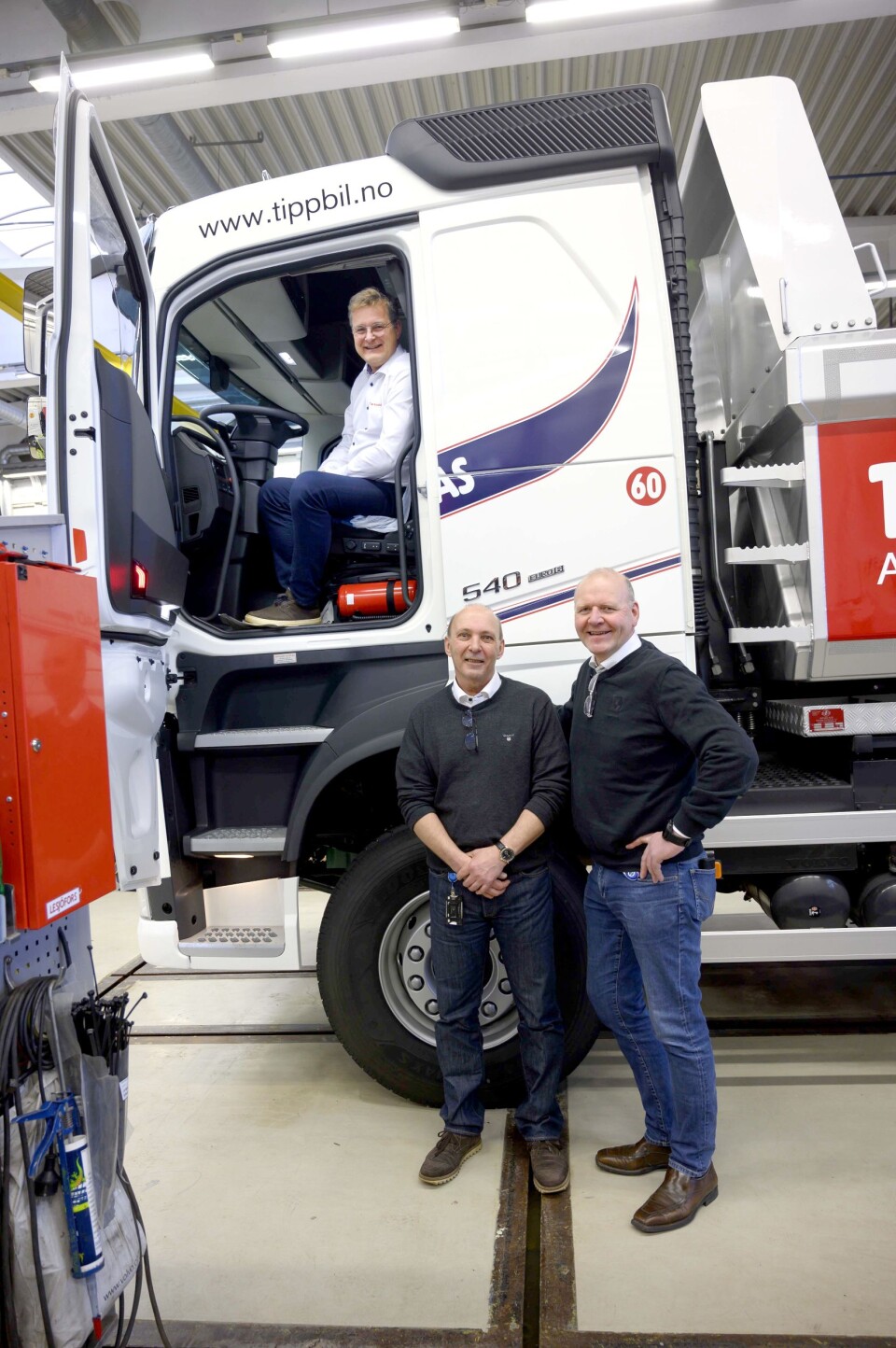 TRE: Planen var at Renault-selger Ståle Kvebæk (t.h.) skulle levere to biler, mens Volvo-selger Bent Sverre Isaksen skulle levere en elektrisk tippbil til Tom og Gro Wilhelmsen. Nå blir alle tre Volvo’er.