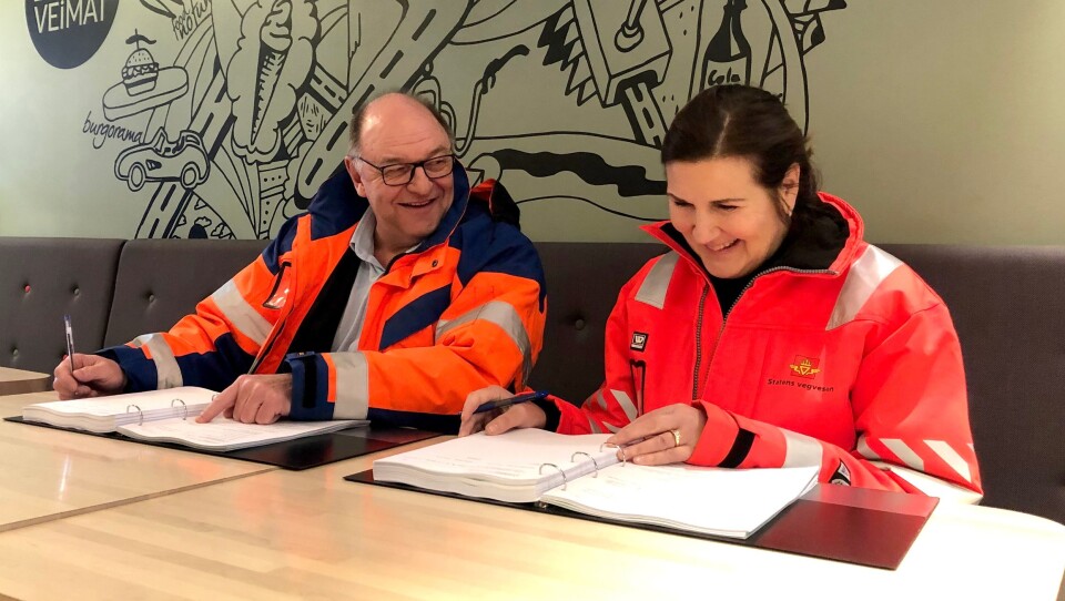 Steinar Myhre (konserndirektør med ansvar for anleggsvirksomheten i Skanska Norge) og vegdirektør Ingrid Dahl Hovland signerte kontrakten på E16 Åsbygda - Olum