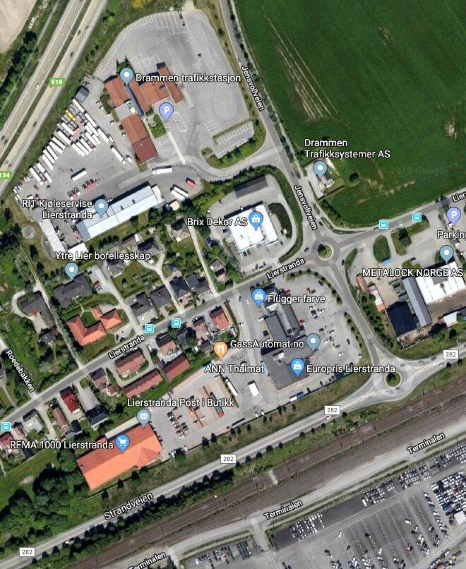 Brøyteroden Espen Paulsen kjørte på er på fylkesvei 282, ved jernbanen. Skilt viste at han måtte kjøre til veiing på trafikkstasjonen lenger nord. Da han kjørte Jensvollveien til veiingen, løftet han skjæret for ikke å brøyte der han ikke skulle.