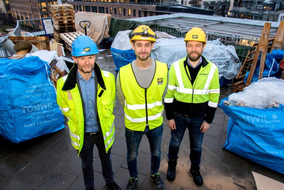 F.v: Sondre Opheim, regionsdirektør Øst i Optimera, Joakim Bøhn, prosjektleder i AF Byggfornyelse, og Audun Tharaldsen, logistikksjef i Optimera på riggplassen 25 meter over bakkenivå.