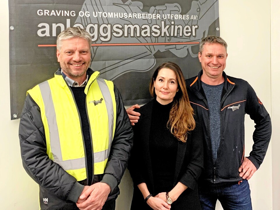 FAMILIEBEDRIFT: Anleggsmaskiner AS har lange tradisjoner, og fremdeles er selskapet i familiens hender. Trond Skottvoll (f.v.) er daglig leder og driver selskapet sammen med søskenbarnet May Helen S. Grindhagen (økonomiansvarlig) og bror Svein Skottvoll (anleggsleder).