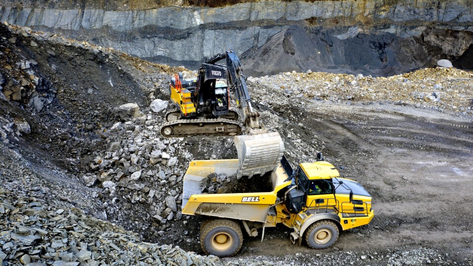EFFEKTIV: Med den nye Bell B45E rammestyrte tipptrucken håper Franzefoss Minerals å kunne redusere transporten ut fra bruddet med 35 prosent sammenlignet med den gamle dumperen.