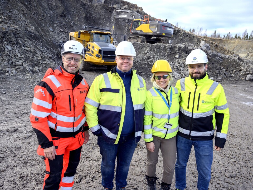 LEVERT: Ole Kristian Skauan fra Nasta (t.v.) har vært med på å levere maskinen til Hans Martin Slåtsveen i Franzefoss Minerals, mens Madeleine Tresselt Furulund fra DLL har levert finansieringen, og Odd Magne Astrup er økonomisjef i Franzefoss Minerals.