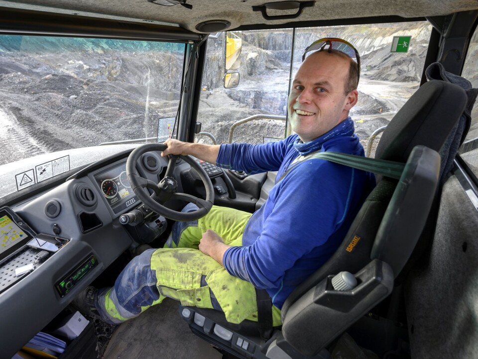 FORNØYD: Dag Andreas Nielsen er av de som kjører den nye Bell-dumperen. Han er strålende fornøyd.