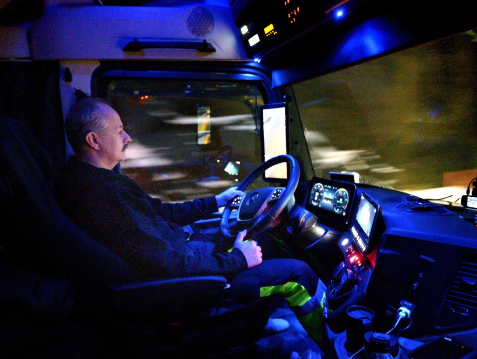 KOMFORT: Det er mørkt store deler av året når Stig Madsen er på jobb. Med skjermer i stedet for speil mener han det gir bedre oversikt, og han blir mindre sliten.Han kjører helt ytterst i Lofoten tre ganger i uka.