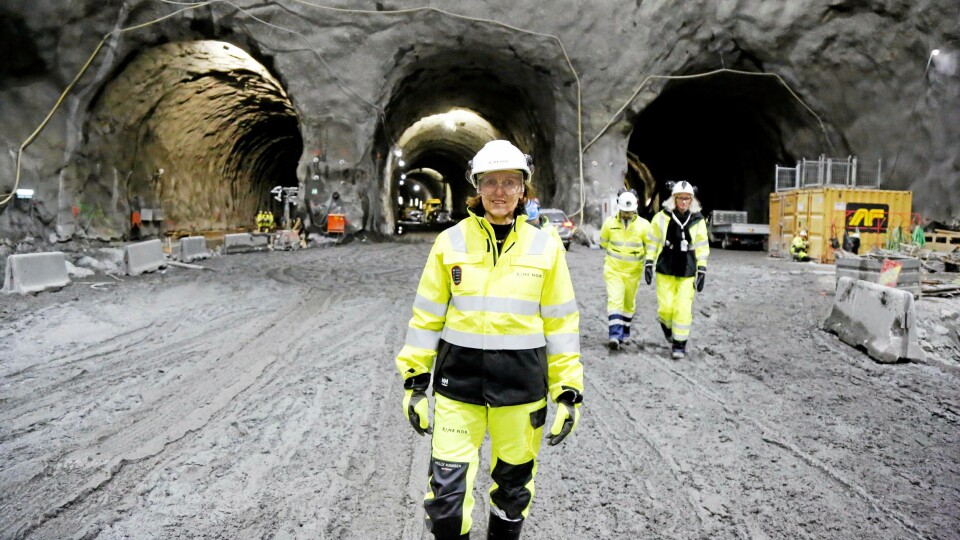GODT ARBEID: Prosjektleder Kalager med mektig og gjennomhullet bergmassiv som bakgrunn på Follobaneprosjektet.