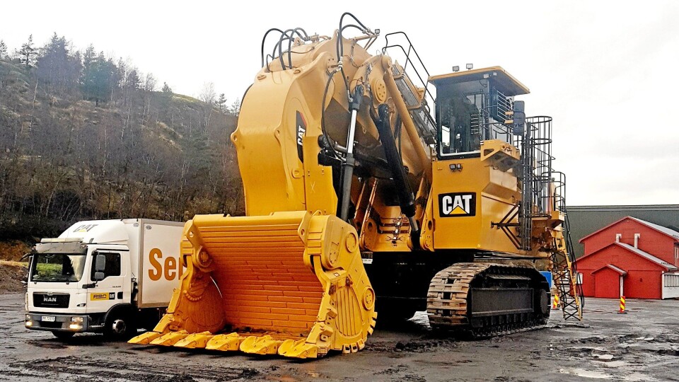 Titania trengte raskt en ny 400 tonns forgraver, og fikk tak i en Cat 6040 FS som sto i Dortmund og trolig var avbestilt. I desember 2019 var maskinen i gang, og nå skal den få Trimble Earthworks maskinstyring.