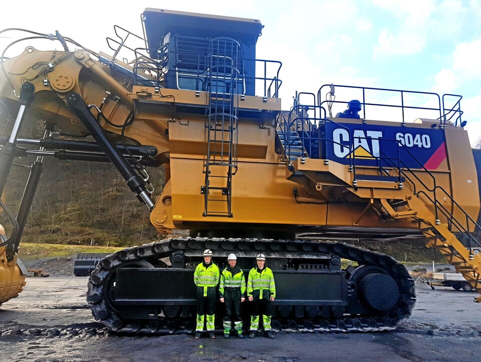 Titania trengte raskt en ny 400 tonns forgraver, og fikk tak i en Cat 6040 FS som sto i Dortmund og trolig var avbestilt. I desember 2019 var maskinen i gang, og nå skal den få Trimble Earthworks maskinstyring.