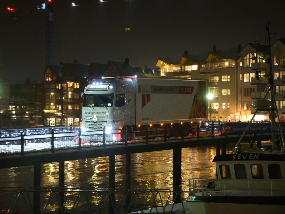 LOFOTEN: Tre ganger i uka kjører Stig Madsen over broen inne i havna i Svolvær.Han kjører helt ytterst i Lofoten tre ganger i uka.
