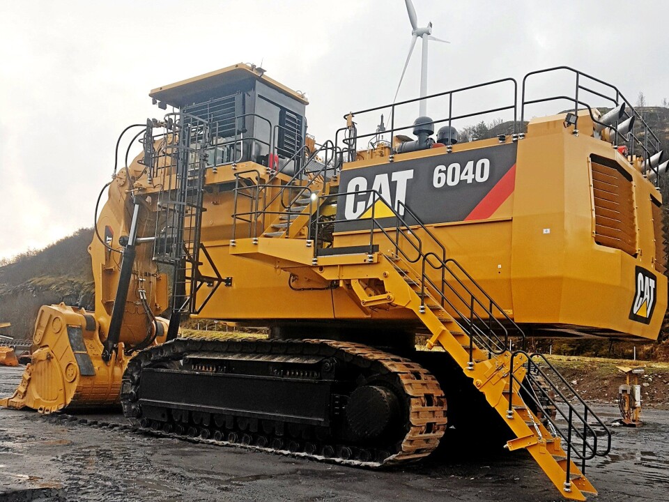 Titania trengte raskt en ny 400 tonns forgraver, og fikk tak i en Cat 6040 FS som sto i Dortmund og trolig var avbestilt. I desember 2019 var maskinen i gang, og nå skal den få Trimble Earthworks maskinstyring.