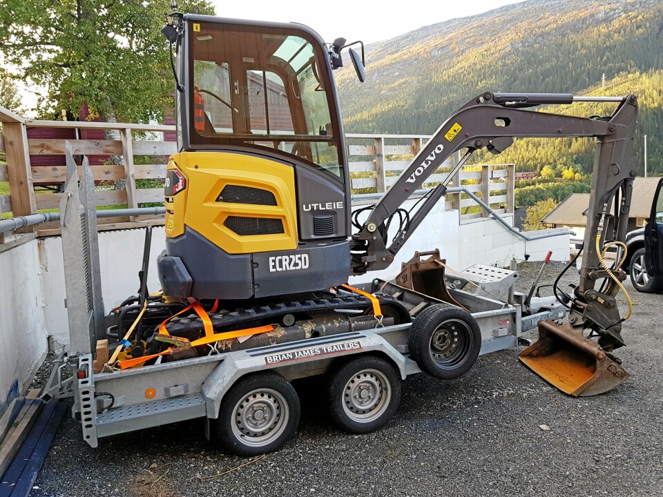 GRAVEMASKIN: Egen gravemaskin på henger står klar for å settes i drift.