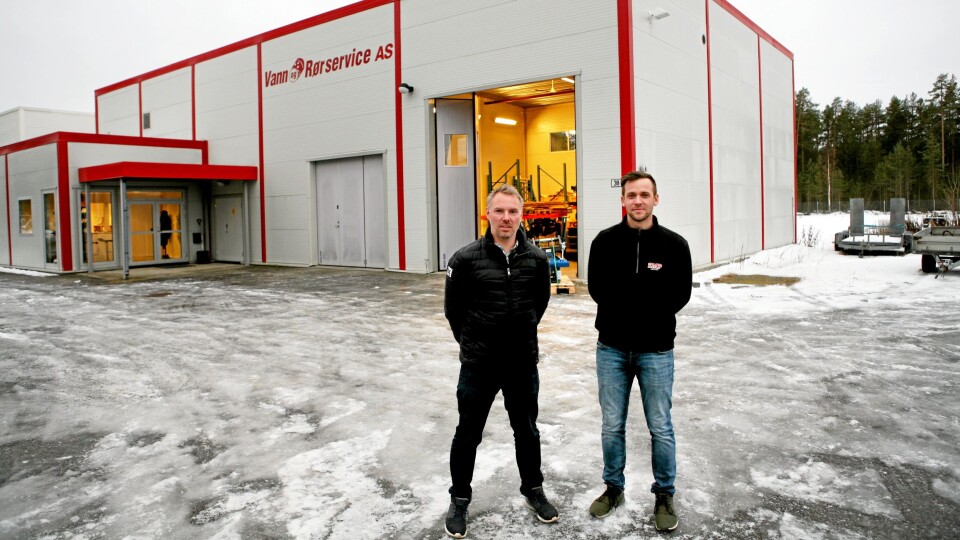 Per Eivind Braaten (t.v.) og Bjørnar Frydenhaug foran SMPs nye hovedkvarter på Hensmoen med 700 m2 stort bygg og god utelagringsplass på den 6 mål store tomta.