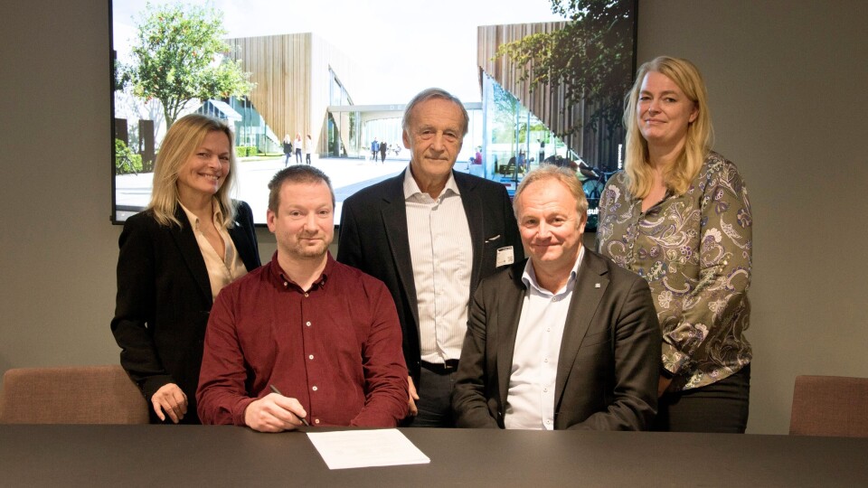 SG arkitektur blir en del av Norconsult. F.v: Kate Holm, Ove Mork, Per Christian Gomnæs (ekstern rådgiver i forbindelse med prosessen), Bård Sverre Hernes og Thora Heieraas.