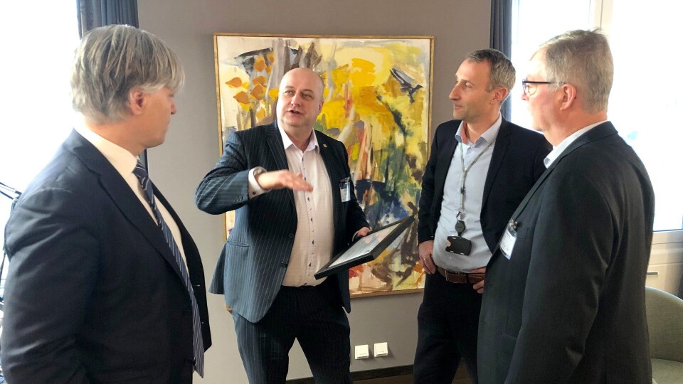 Vegvesenet og Skanska informerte klimaminister Ola Elvestuen (t.v.) om bærekraftig veibygging da de var på hans kontor for å motta Ceequal-sertifikat.