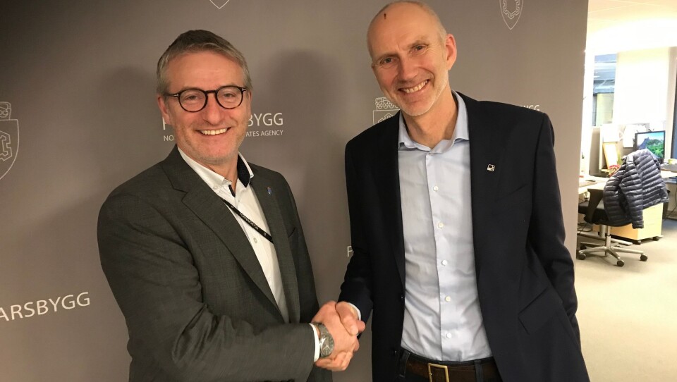 Direktør Thorbjørn Thoresen i Forsvarsbygg (t.v.) og konserndirektør Hans Olav Sørlie i Veidekke Bygg.