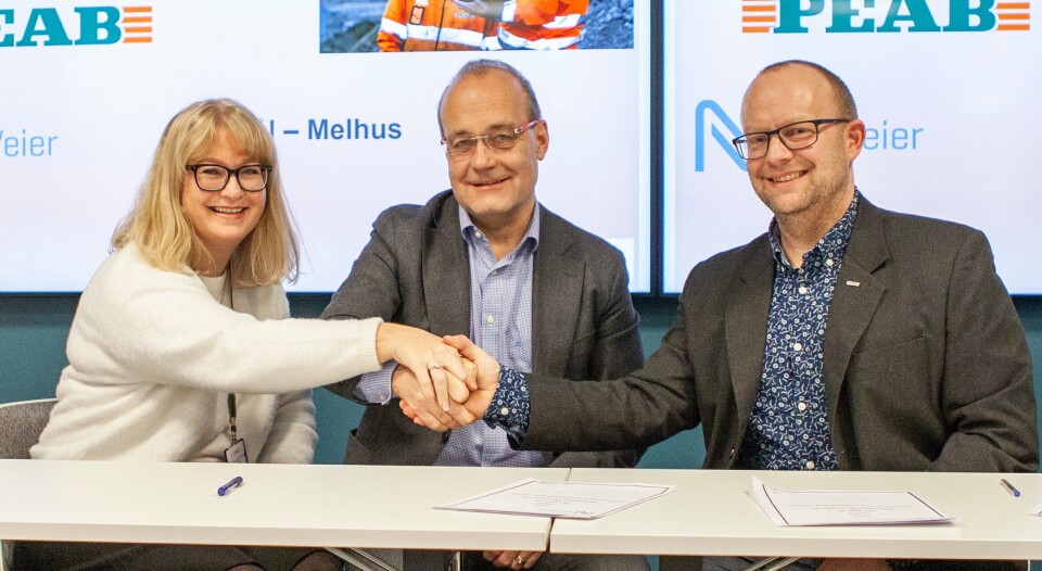 Kirsti Larssen (direktør Forretningsutvikling, Cowi), Johan Arnt Vatnan (prosjektdirektør, Nye Veier) og Johan Hansson (adm. direktør, Peab anlegg) signerte avtalen.
