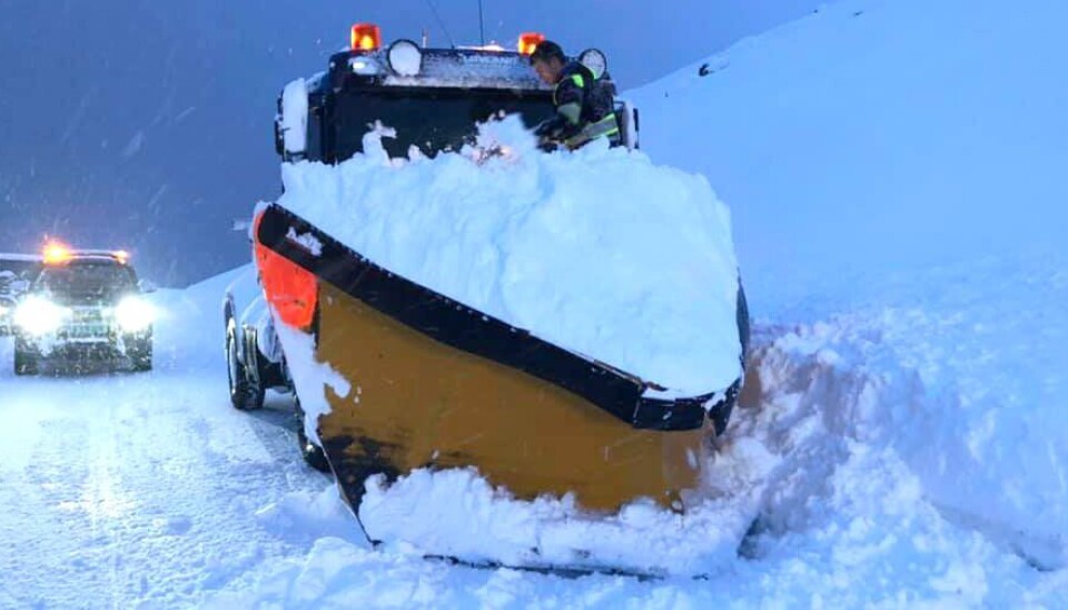 Det er plass til mye snø på plogen, og en solid spajobb måtte nok til for å rense den etter fastkjøringen.