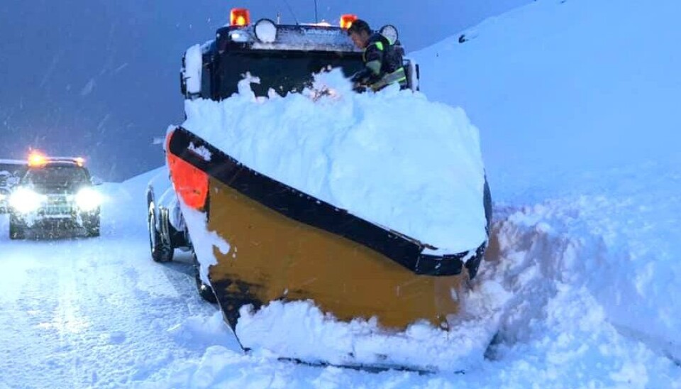 Slik så det ut da brøytebilen var trukket løs fra snøraset på E69 i Nordkapp kommune i Finnmark.