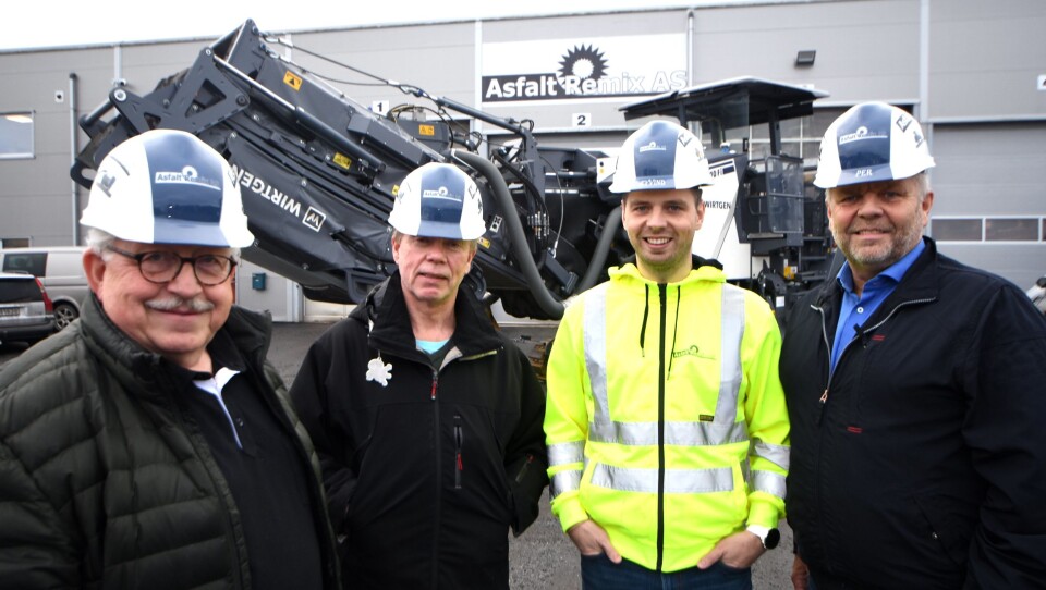 Asfalt Remix AS har lagt ned betydelige ressurser på ISO-sertifisering 9001 Kvalitetsledelse og 14001 Miljøledelse med god støtte av daglig leder Arild Gustavsen i Argus AS (t.v). Revisor Kjell Trondal  (nr 2 fra venstre) mener mener Asfalt Remix hadde et godt utgangspunkt for ISO-sertifisieringen. Daglig leder Per Brynildsen (t.h) og markedssjef Eyvind Brynildsen (i gul refleksjakke) mener selskapet nå er rustet for fremtiden.