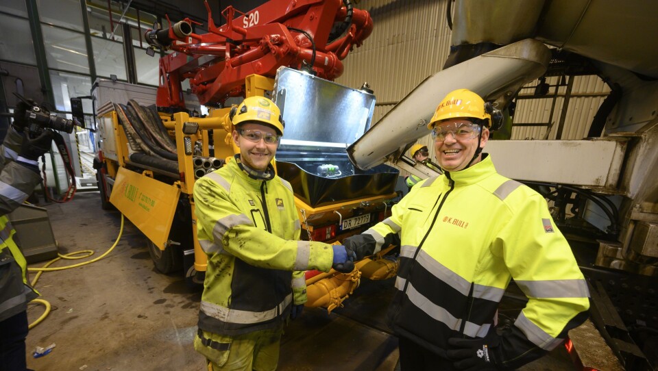 ENDELIG: Det er merkedag for Kent Bull (t.h) når det renner betong over i pumpebilen på elektrisk drift som Magnus Johansens (t.v.) kolleger skal støpe.