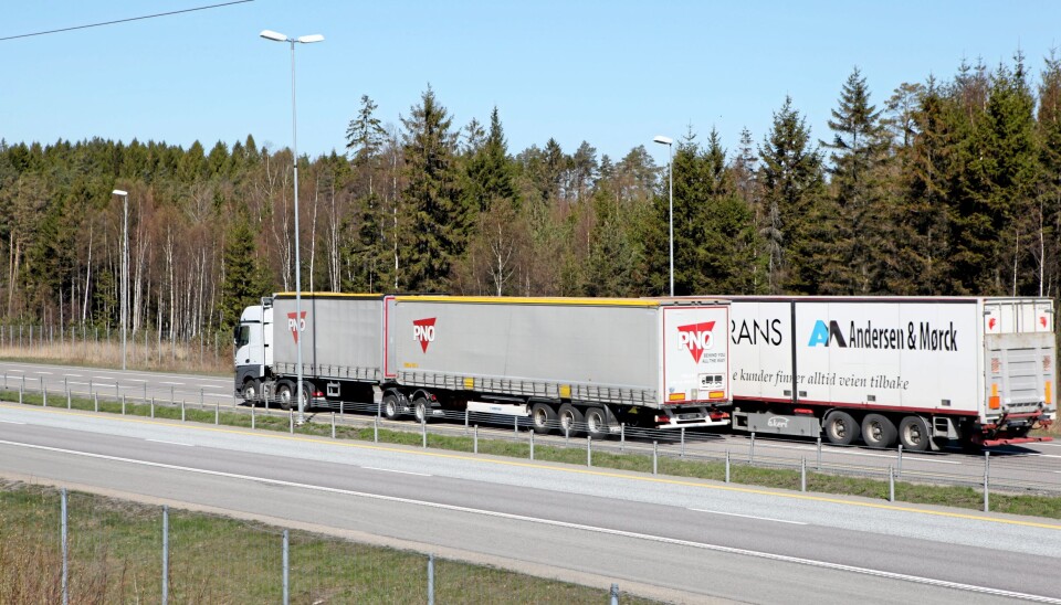 Nå kan man kjøre «vanlige» vogntog med opp til 24 meters lengde og 60 tonn totalvekt på modulvogntogveinettet i Norge. Bilde av modulvogntog på en del av dette veinettet, på E6 i Råde (Østfold).