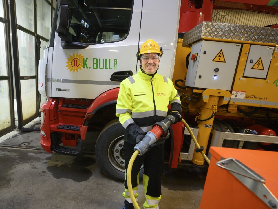FREMTIDEN: Kent Bull er fornøyd med å endelig kunne ta i bruk den hybride pumpebilen på elektrisk drift for første gang.