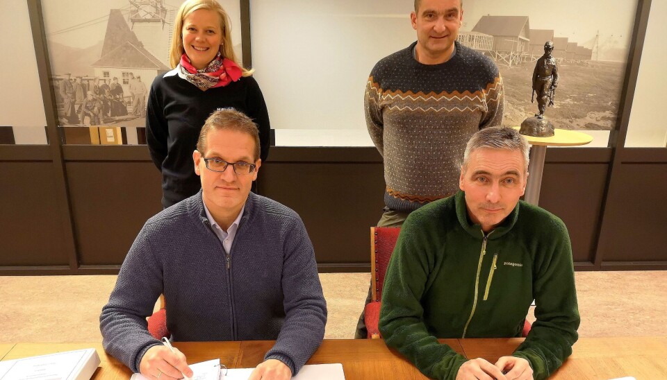 Fra signeringen. Foran fra venstre: Jan Morten Ertsaas (administrerende direktør i Store Norske Spitsbergen Kulkompani) og Svein Hov Skjelle (konserndirektør i Hæhre Entreprenør). Bak: Audhild Storbråten (prosjektleder) og Gudmund Løvli (leder for Miljøprosjekt Svea og Lunckefjell). Fra signeringen. Foran fra venstre: Jan Morten Ertsaas (administrerende direktør i Store Norske Spitsbergen Kulkompani) og Svein Hov Skjelle (konserndirektør i Hæhre Entreprenør). Bak: Audhild Storbråten (prosjektleder) og Gudmund Løvli (leder for Miljøprosjekt Svea og Lunckefjell).