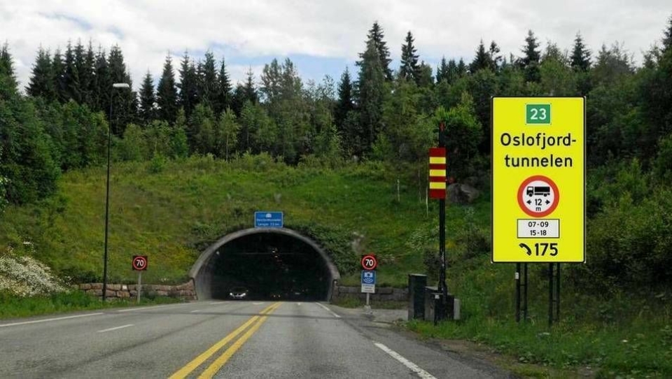 Forbudet mot tyngre kjøretøy i Oslofjordtunnelen kan gå mot en oppheving.