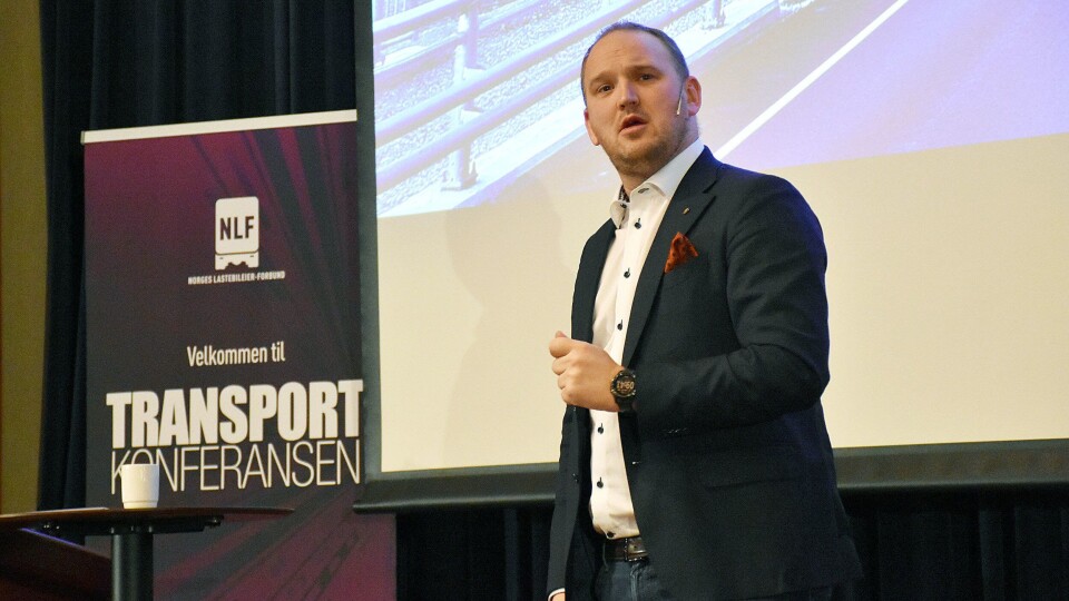 Samferdselsminister Jon Georg Dale møtte lastebileierne også i år. Han lover å se nærmere på Danmarks kabotasjeregister, for mulig anvendelse i Norge. Foto: Stein Inge Stølen