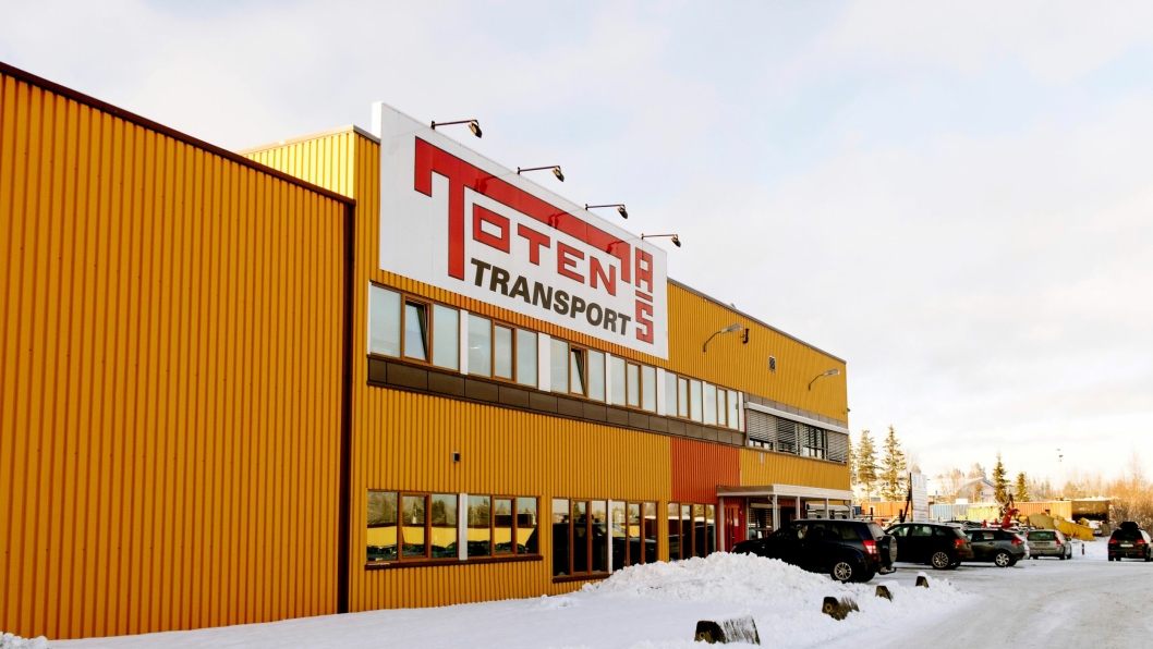 Flere ansatte og biler etter konkursen i Stål & Spesialtransport er nå i arbeid for Toten Transport AS. Bilde fra hovedkontoret på Raufoss.