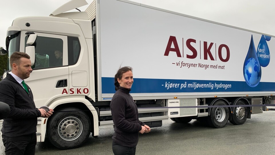 SPONSORJOBB: Det var en ikke helt ukjent tidligere skiløper ved navn Marit Bjørgen som sto for den høytidelige snorklippingen.