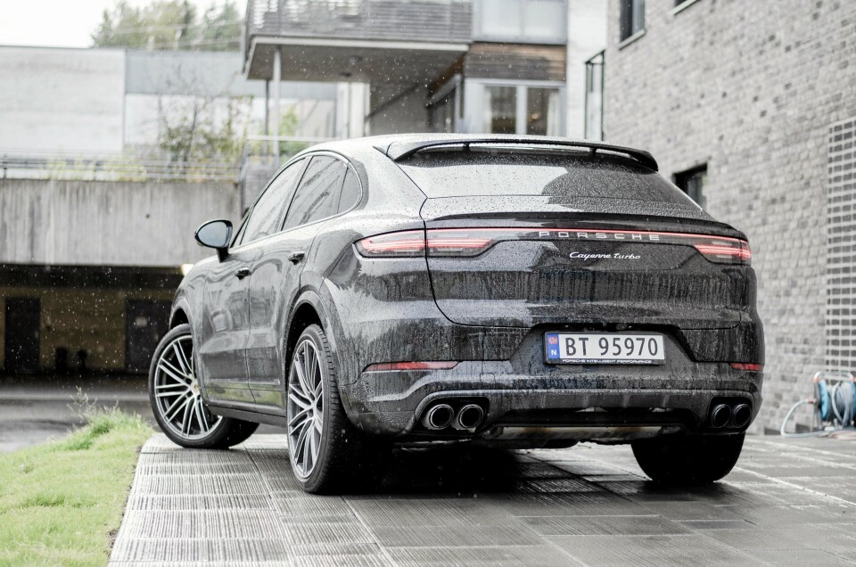 Porsche-logoen og fire avgassrør gir store forventninger, men kanskje også noe fordommer.