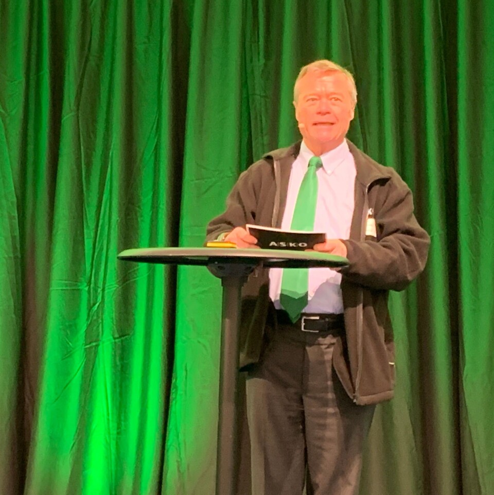 ENDELIG: Det var en stolt styreleder i Asko, Torbjørn Johansson, som endelig kunne klippe snora for selskapets første hydrogendrevne lastebiler.