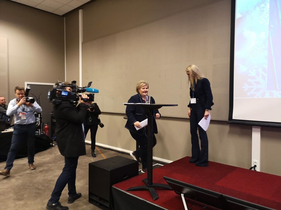 Erna Solberg hadde planlagt å besøke Arctic Entrepreneur også i 2019. Da ble det ny regjering som hindret besøket. Så i 2020 hadde hun virkelig bestemt seg for å møte anleggsfolket. Det kunne ikke engang Frps avgang fra regjeringen dagen før forhindre. Erna Solberg hadde planlagt å besøke Arctic Entrepreneur også i 2019. Da ble det ny regjering som hindret besøket. Så i 2020 hadde hun virkelig bestemt seg for å møte anleggsfolket. Det kunne ikke engang Frps avgang fra regjeringen dagen før forhindre.