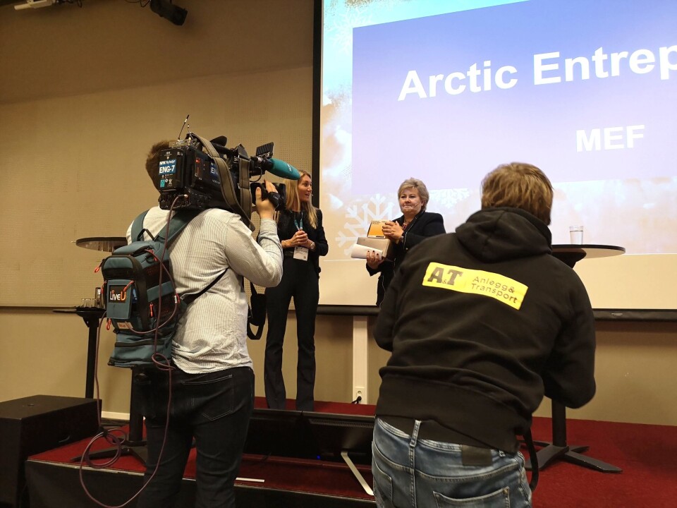 Etter innlegget fra scenen, fikk Solberg to anleggsmaskin-modeller av adm. direktør Julie Brodtkorb i MEF foran de mange tilhørerne og pressen. Etter innlegget fra scenen, fikk Solberg to anleggsmaskin-modeller av adm. direktør Julie Brodtkorb i MEF foran de mange tilhørerne og pressen.