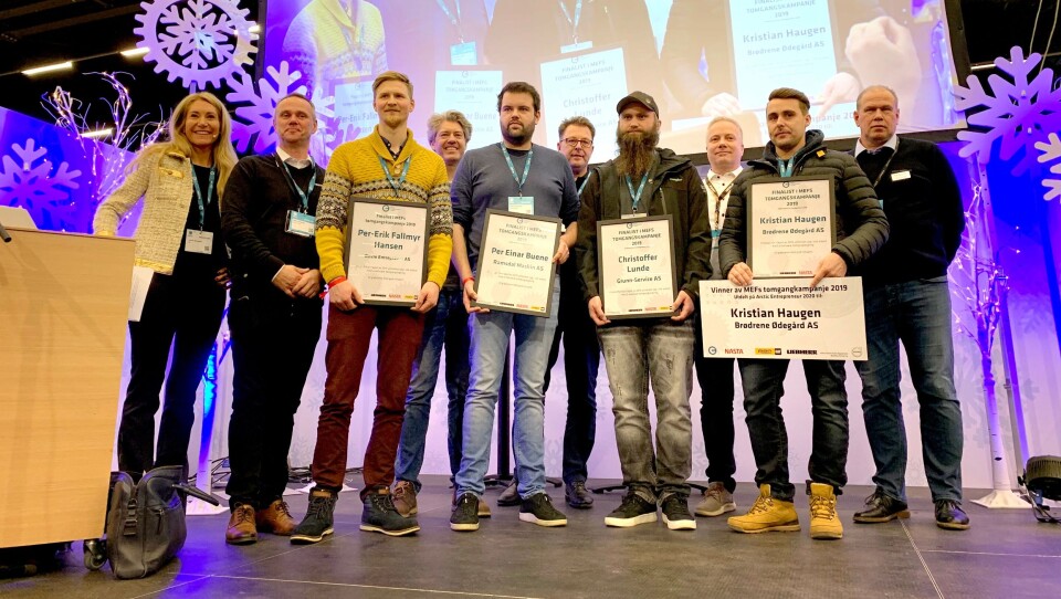 Fire ble tatt opp på scenen og premiert i utstillingshallen på Arctic Entrepreneur 2020. De fire (med hvert sitt bevis) fra  høyre: 1. Kristian Haugen, Brødrene Ødegård AS.2. Christoffer Lunde, Grunn-Service AS.3. Per Einar Buene, Ramsdal Maskin AS.4. Per-Erik Fallmyr Hansen, Dovre Entreprenør AS.Helt til venstre i bildet står adm. direktør i MEF, Julie Brodtkorb.