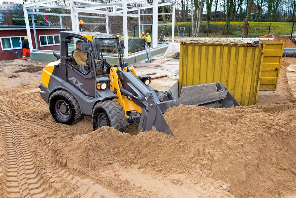 Hos Beck Maskin er man glade for å få på plass hjullastere i sitt maskin-tilbud. Her er den rammestyrte hjullasteren, Mecalac AX1000.