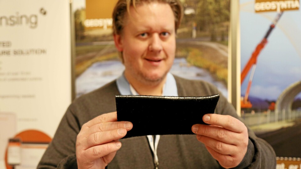 DUKET FOT OPPSAMLING: Thor Erik Johansen i Geosyntia bak et stykke Tektaseal Active duk med aktivt kull.
