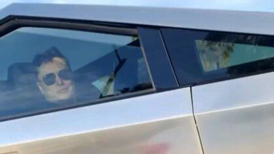 Elon Musk i passasjersetet på en Tesla Cybertruck i trafikken i Los Angeles, USA. Se videoen nede i artikkelteksten.