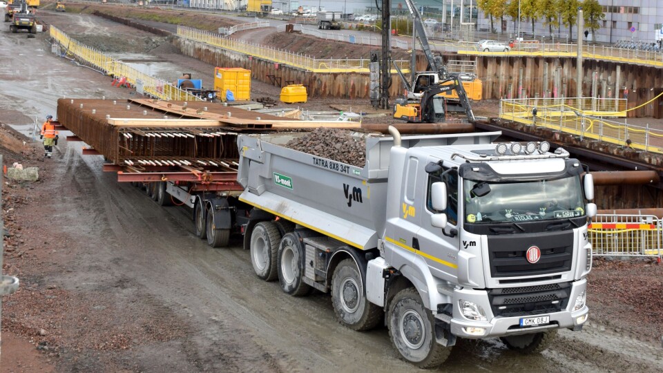 Vogntoget har alene en tjenestevekt på 37 tonn. Med ballast på Tatra-en, stålrammen og armeringskurven, er det 120 tonn som ruller sakte frem på anlegget.