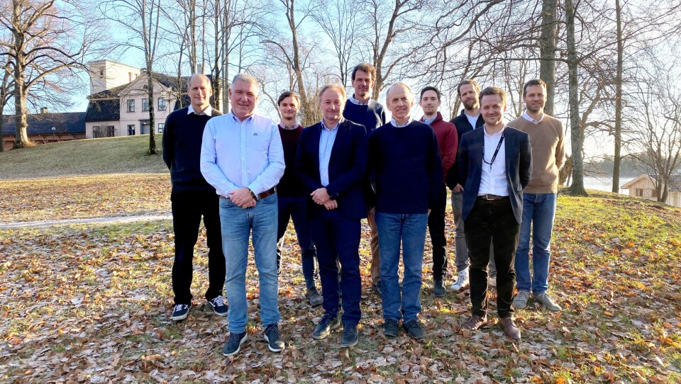 Norconsult har signert kontrakt med ABV. Bak f.v: Norconsults oppdragsleder Christian Serck-Hanssen, Jørn Hagen (NO), daglig leder i ABV Hans Erik Lie, ass. oppdragsleder Fredrik Fougner (NO), Kristoffer Bugge (NO), Kristian Glømmen Søreide (NO), ABVs prosjektleder Bjørn Skjevdal, Bård Hernes (NO), ABVs ass. prosjektleder Jon Mobråten og Truls Inderberg (NO).