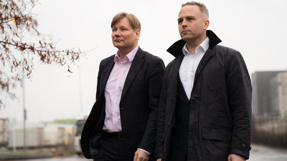 Ole Andreas Hagen, kommunikasjons- og markedsdirektør i PostNord Norge (til venstre) og Petter Lie Axelsen, juridisk direktør i Schenker slår sine pjalter sammen for å finne ut hvor det er lurt å bygge ny terminal i Bergen.