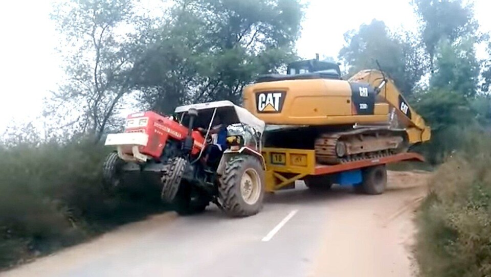 Swaraj 855 FE trekker Cat gravemaskin pa henger