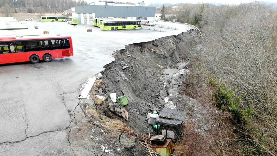 Et 150 meter bredt ras gikk 1. februar på dette bussanlegget i Kirkebygda i Enebakk kommune i Viken. Skredet ligger innenfor en avmerket kvikkleiresone,og det undersøkes om det er kvikkleire på området ved raset.