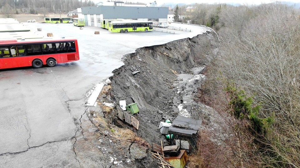 Et 150 meter bredt ras gikk 1. februar på dette bussanlegget i Kirkebygda i Enebakk kommune i Viken. Skredet ligger innenfor en avmerket kvikkleiresone,og det undersøkes om det er kvikkleire på området ved raset. Et 150 meter bredt ras gikk 1. februar på dette bussanlegget i Kirkebygda i Enebakk kommune i Viken. Skredet ligger innenfor en avmerket kvikkleiresone,og det undersøkes om det er kvikkleire på området ved raset.