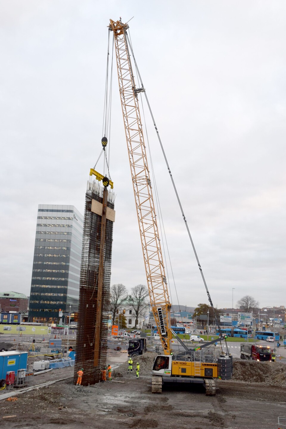 Noen dager etter transporten av armeringskurven, er det tid for den beltegående krana å løfte den ned i sporet som er laget for den. Krana er en LR1130 med mast på 30 meter.