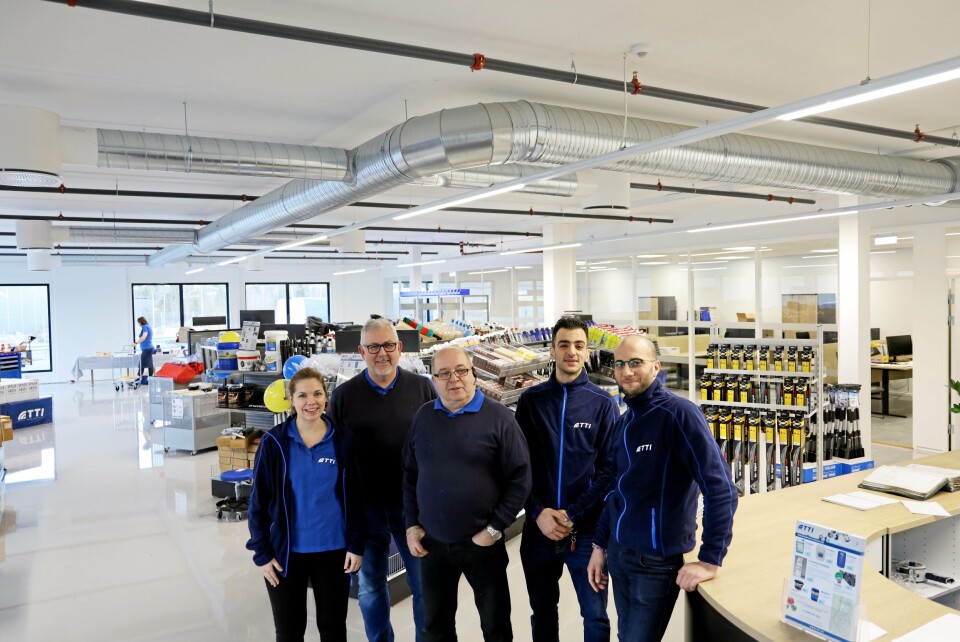 Butikken: Dette er gjengen du møter i butikken dersom du tar turen innom på Langhus, fra v. Mari Mathisen, markedsføring, Harald Bakke, avd. sjef salg Oslo, Alf K. Austad, salg, Mete Yazicioglu, salg og Mondher Hajoo, salg.