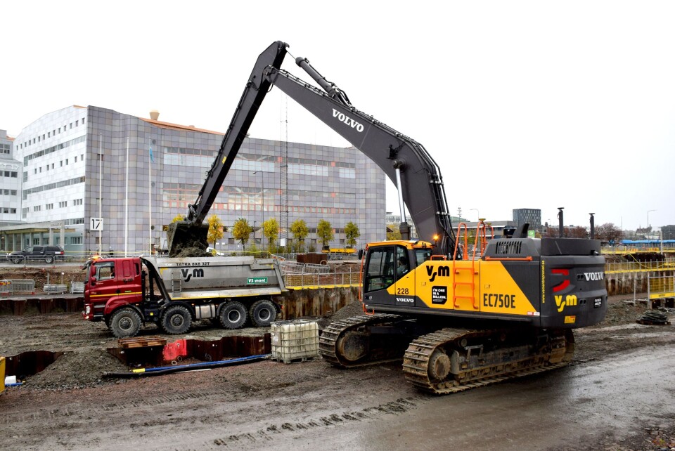 VSMs mektige Volvo EC750E langtrekkende gravemaskin føres av Jannik Nilsson som uten problemer laster en Tatra på lang avstand.